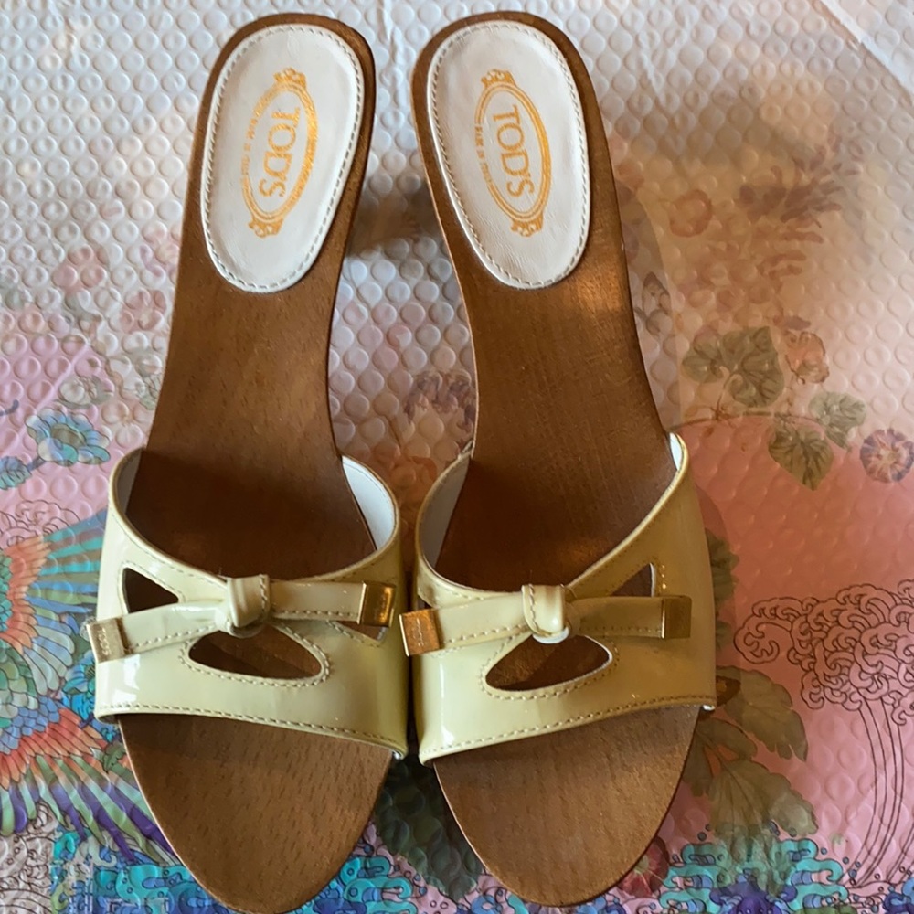 TODS NBW light yellow clogs, size 7 1/2.